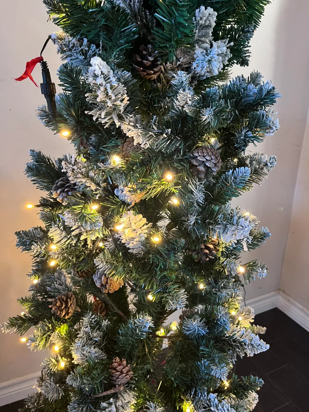 Brand new Pre-Lit Artificial Christmas Tree image indicator(4)