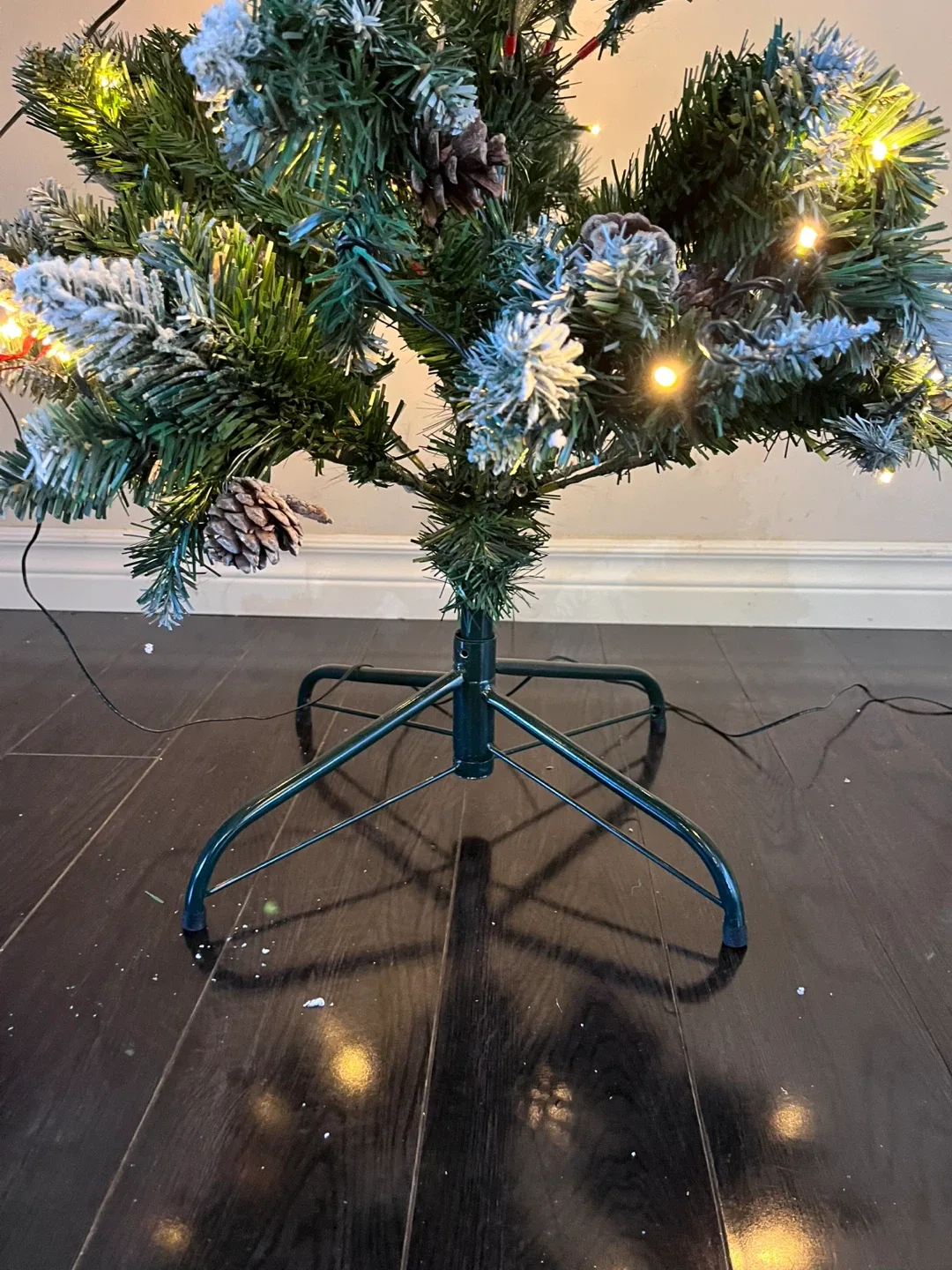 Brand new Pre-Lit Artificial Christmas Tree image indicator(3)