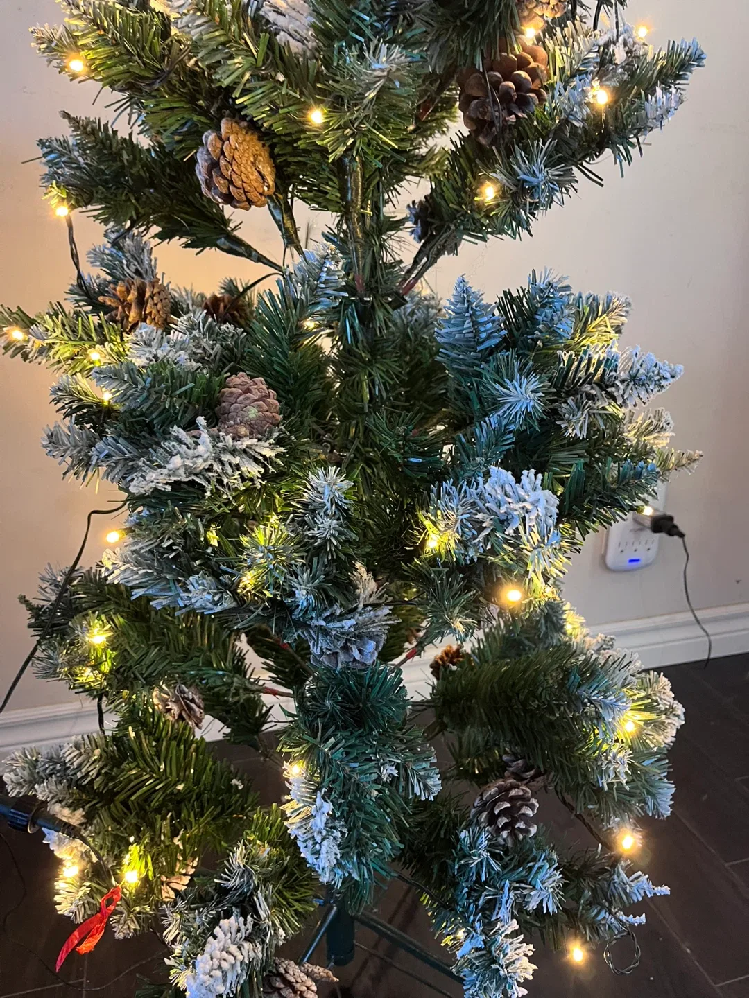 Brand new Pre-Lit Artificial Christmas Tree image indicator(6)