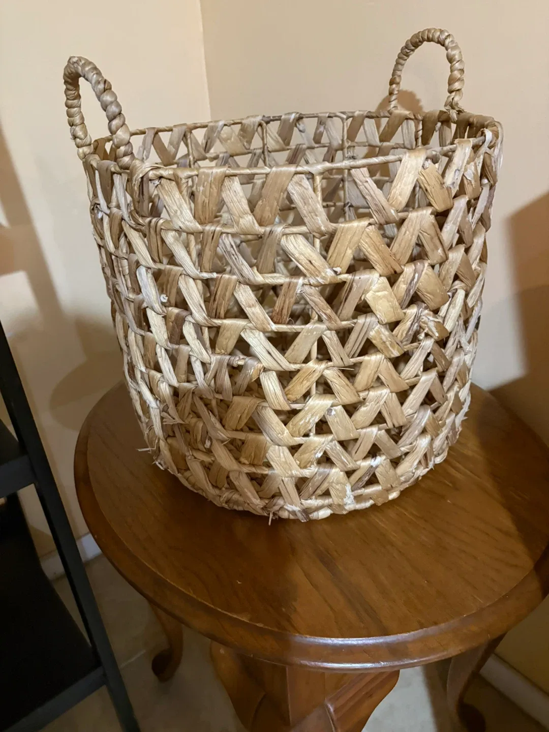 Woven Basket with Handles image indicator(2)