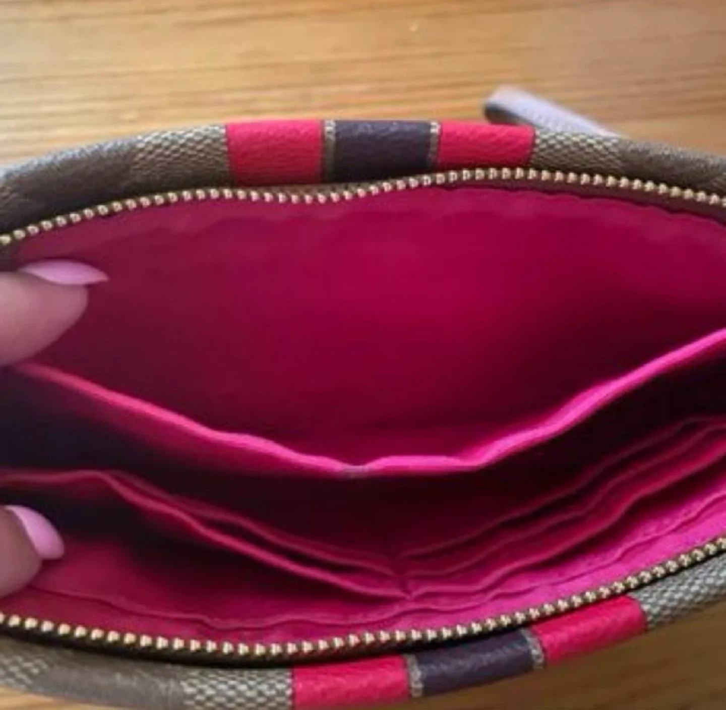 💯 AUTHENTIC COACH LARGE WRISTLET image indicator(3)