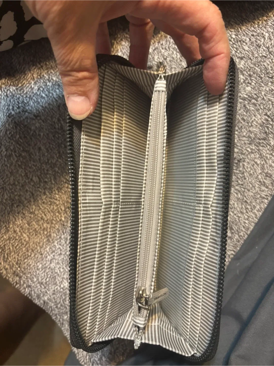 Travelon RFID Blocking Wallet image indicator(5)