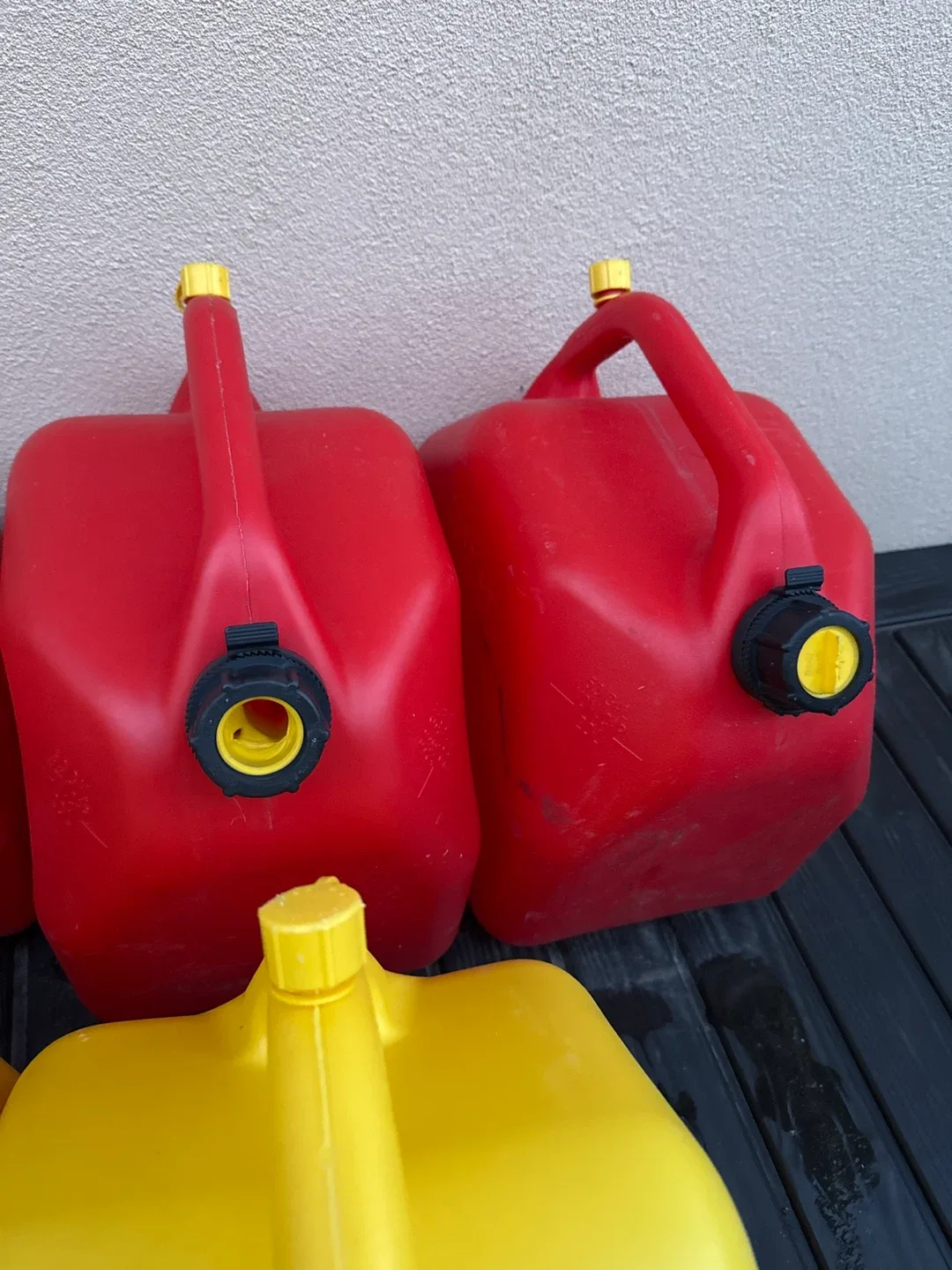 2 Red Gasoline Cans - 5.3 Gal (20L) image indicator(2)