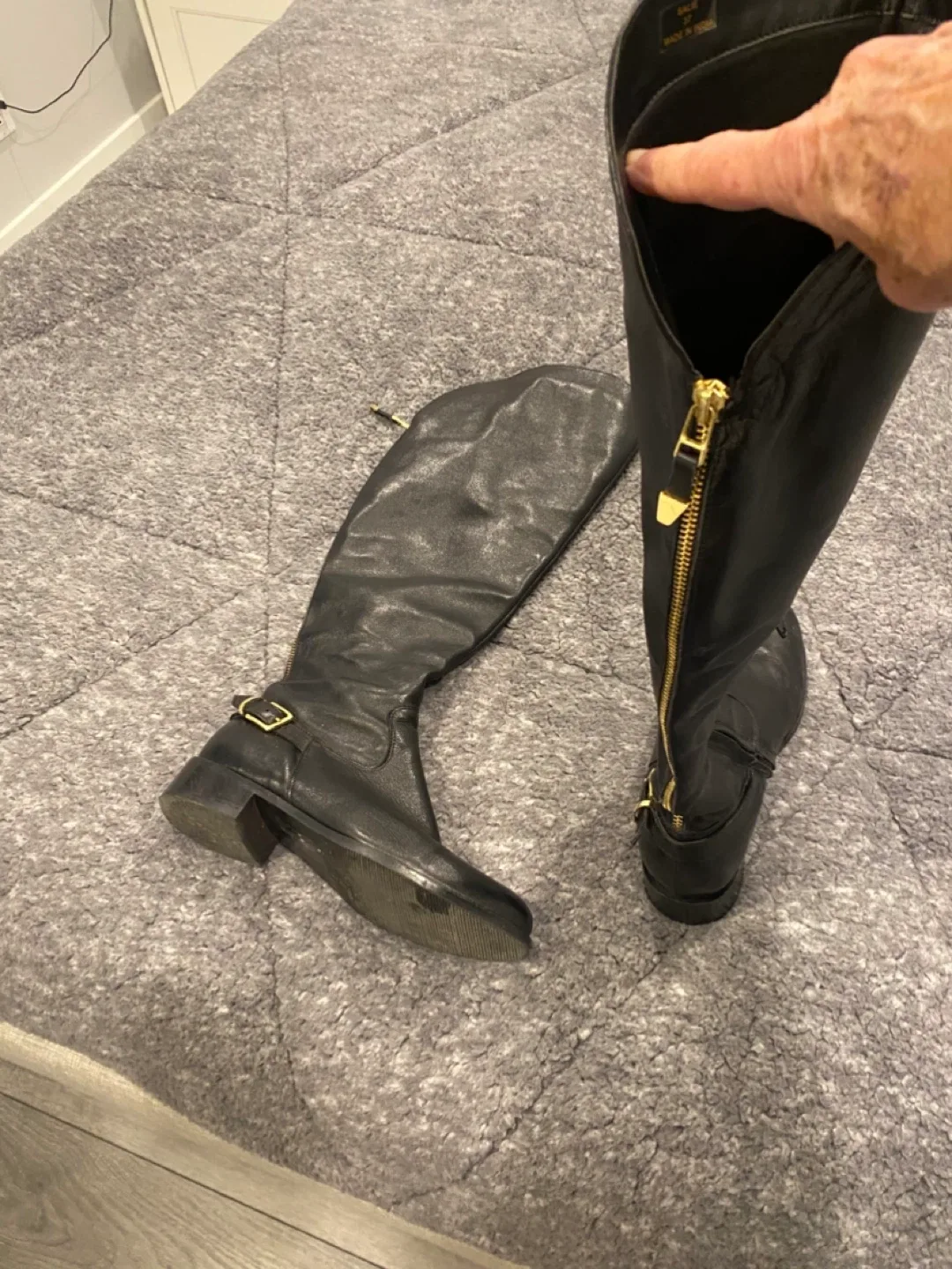 Black boots image indicator(2)