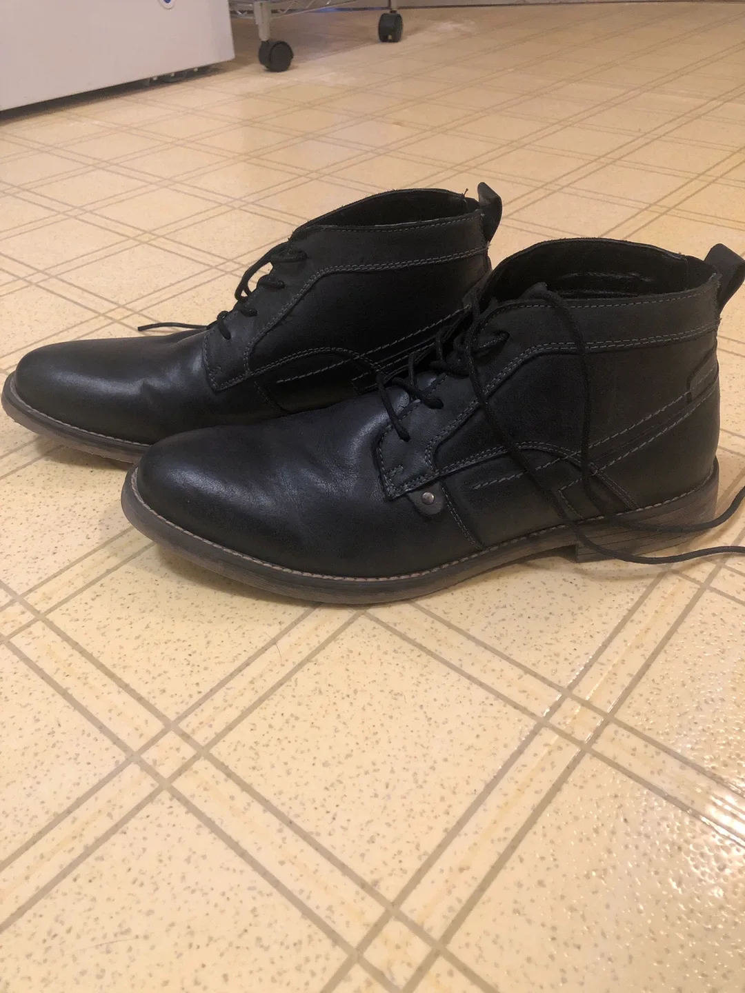 Men’s chukka dress shoes - black image indicator(2)