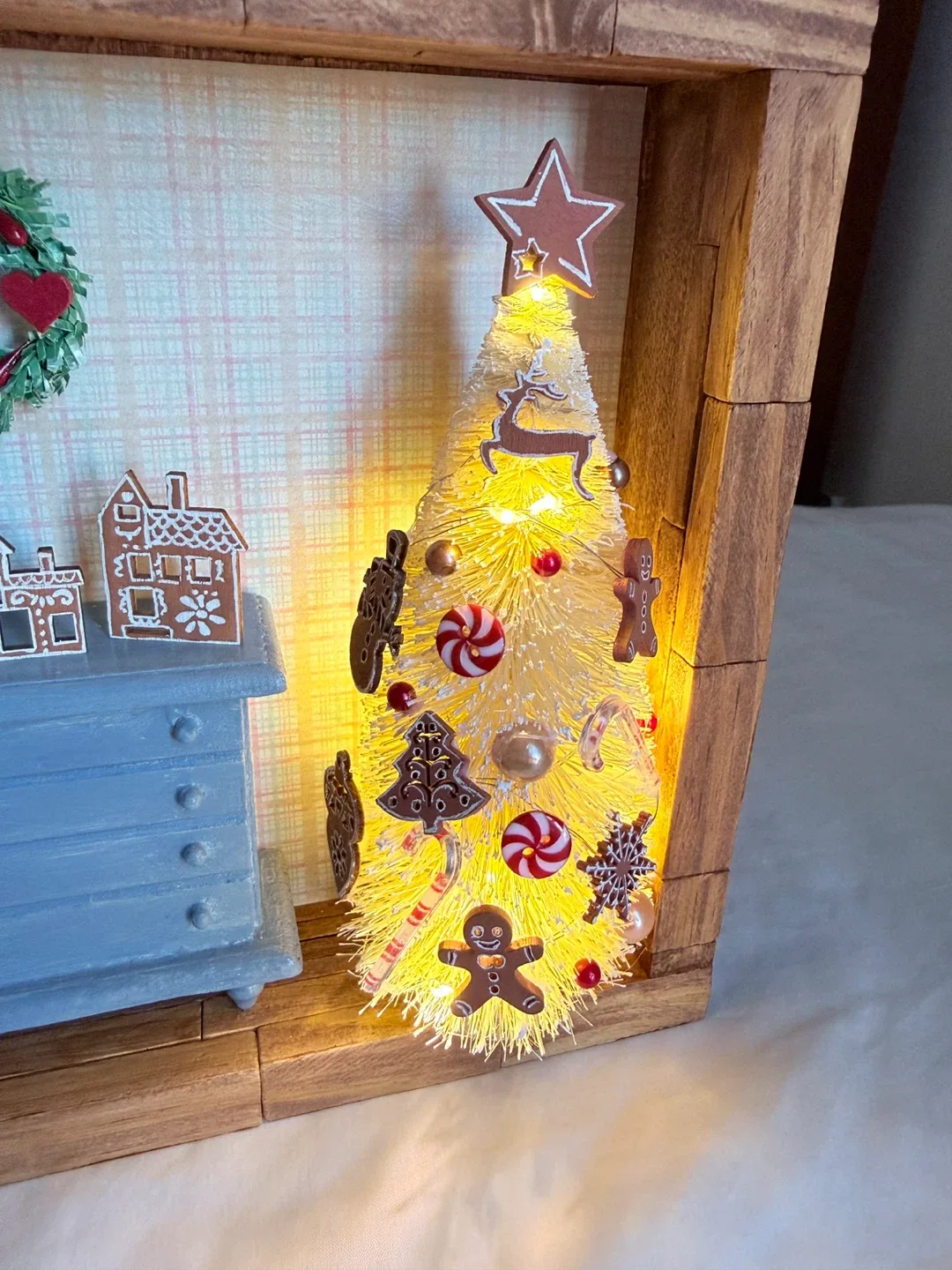 Christmas Gingerbread Display image indicator(7)