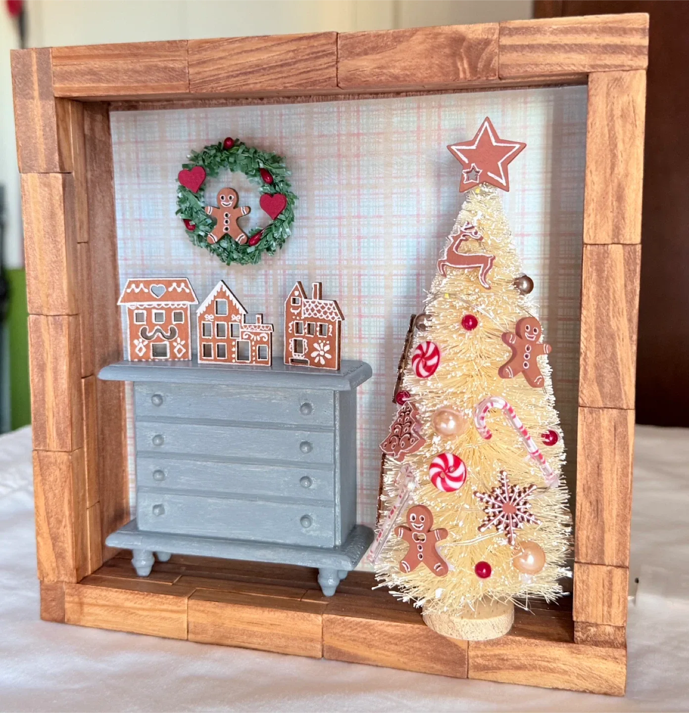 Christmas Gingerbread Display image indicator(8)