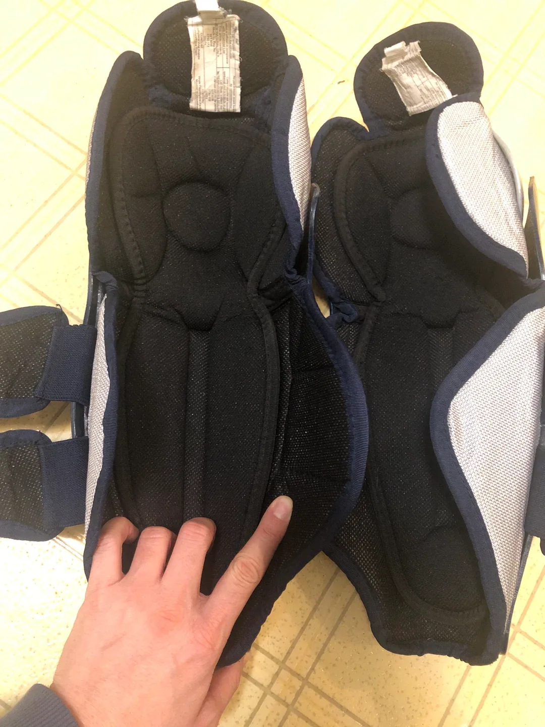 DR Axis adult hockey knee pads image indicator(2)