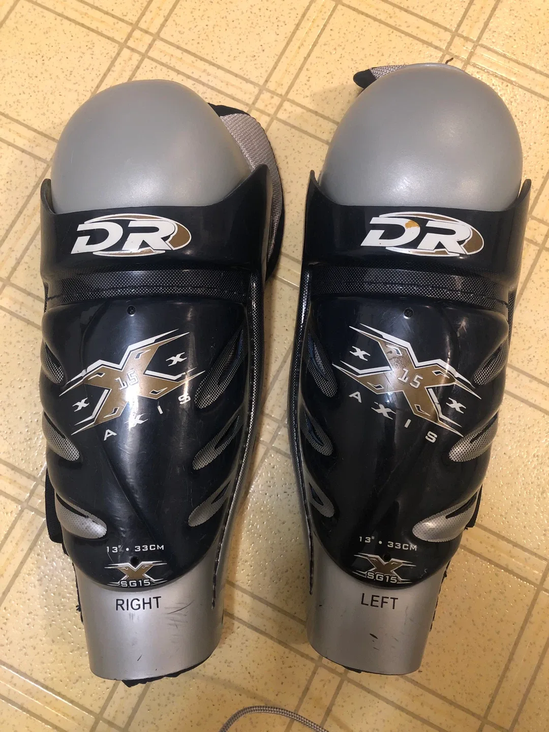 DR Axis adult hockey knee pads