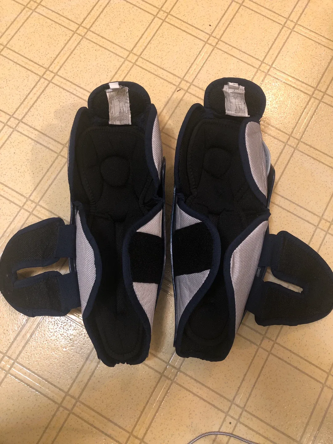 DR Axis adult hockey knee pads image indicator(3)