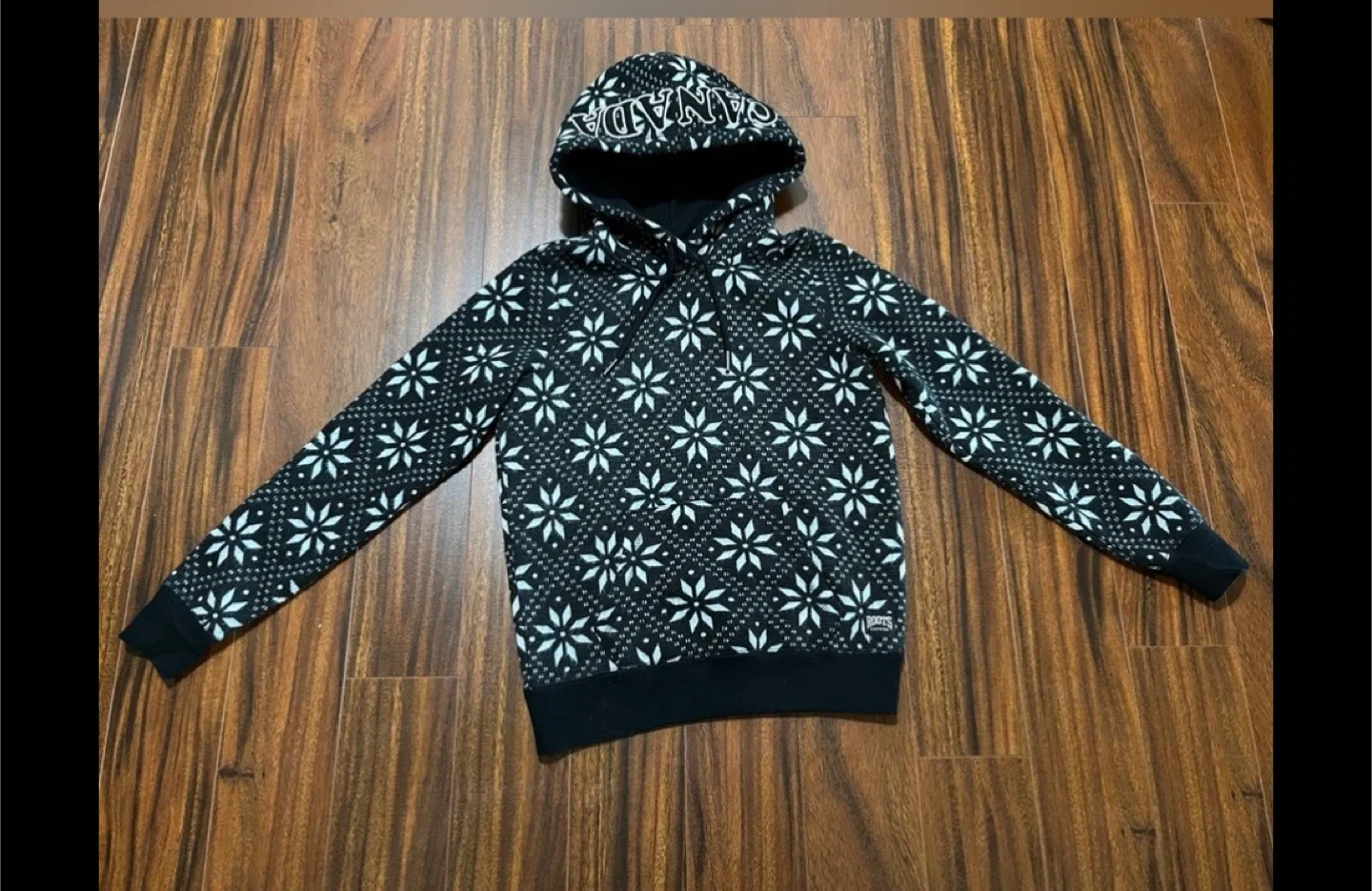 Roots women’s small snowflake hoodie, black and white