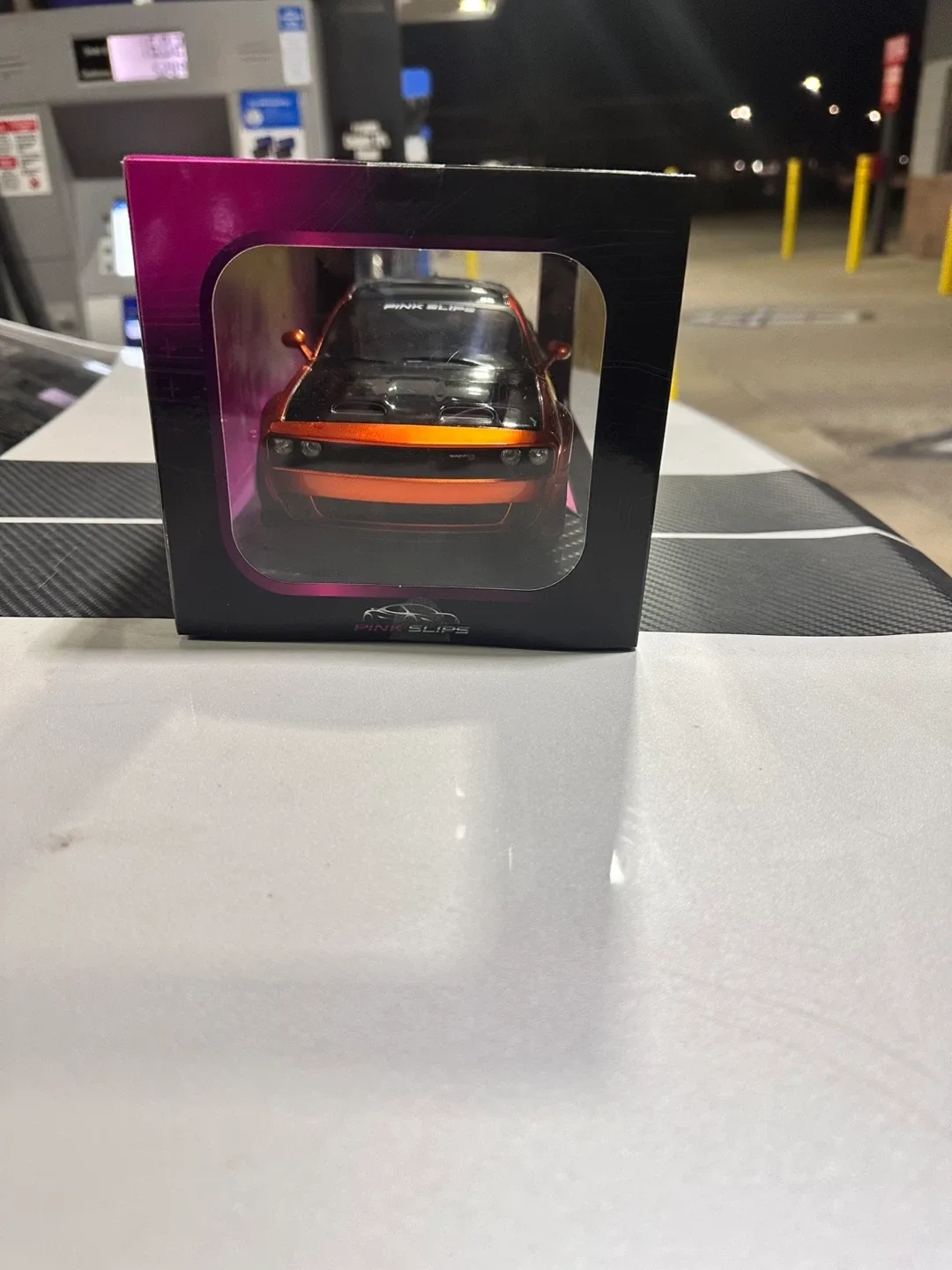2015 Dodge Challenger SRT Hellcat Die-Cast Model image indicator(2)