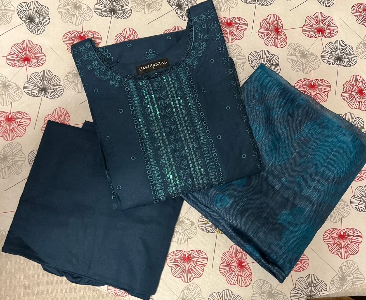 Beautiful 3 Pcs Chickenkari Embroidered Suit image indicator(2)