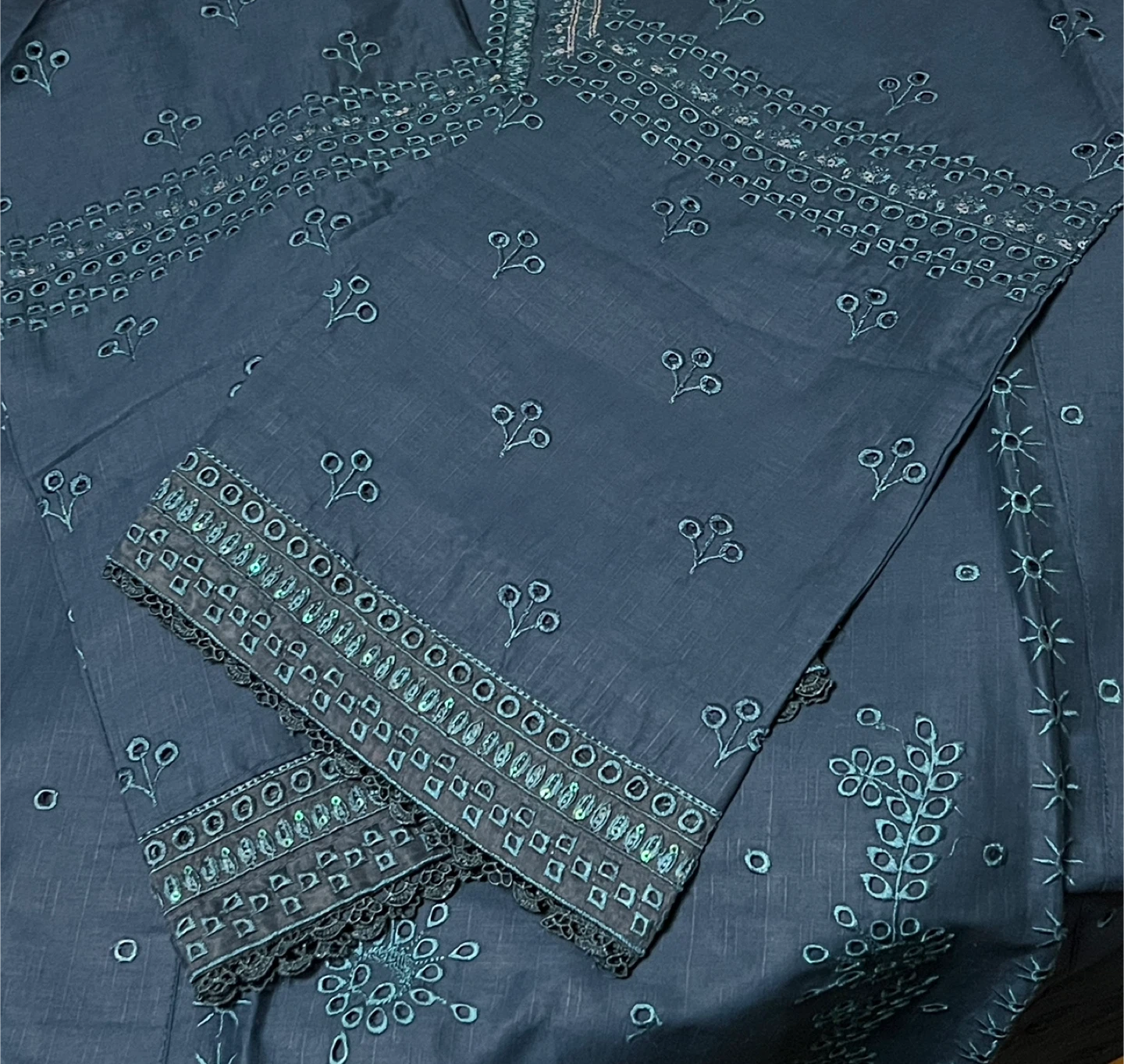 Beautiful 3 Pcs Chickenkari Embroidered Suit - photo 4