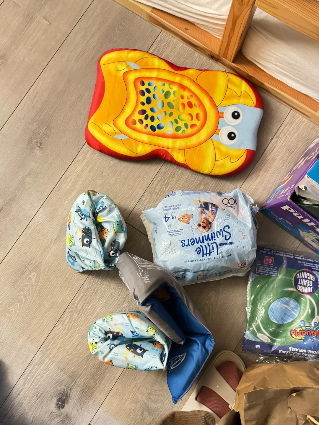 Swimming floaties Huggies Little Swimmers Size 4 Diapers