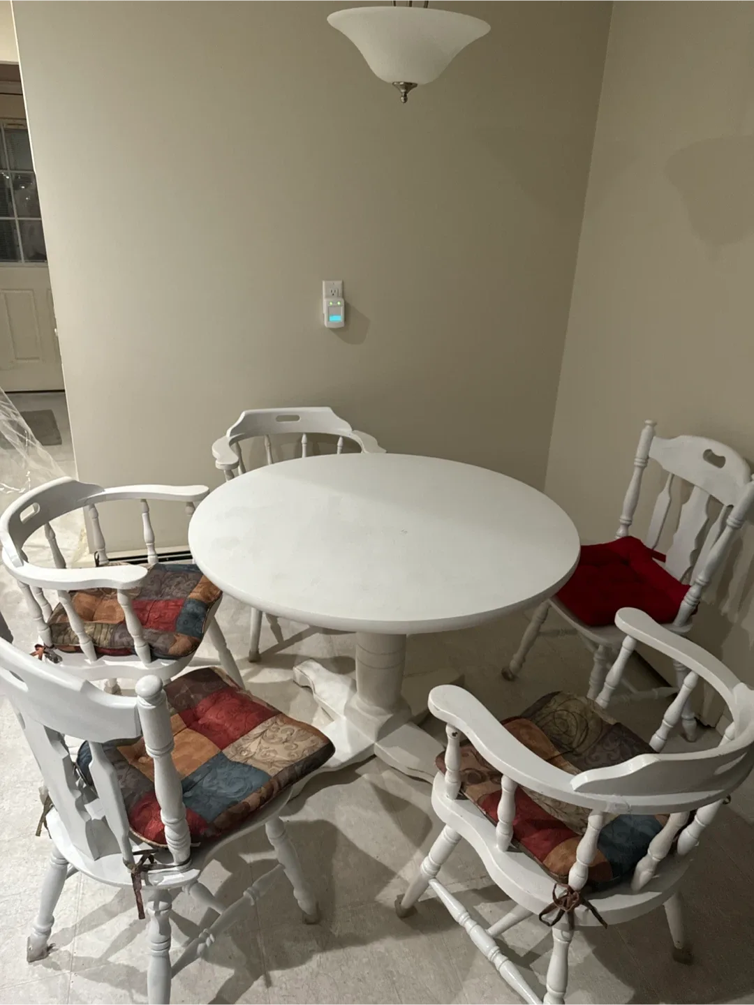 White Round Dining Table with 5 Chairs image indicator(2)