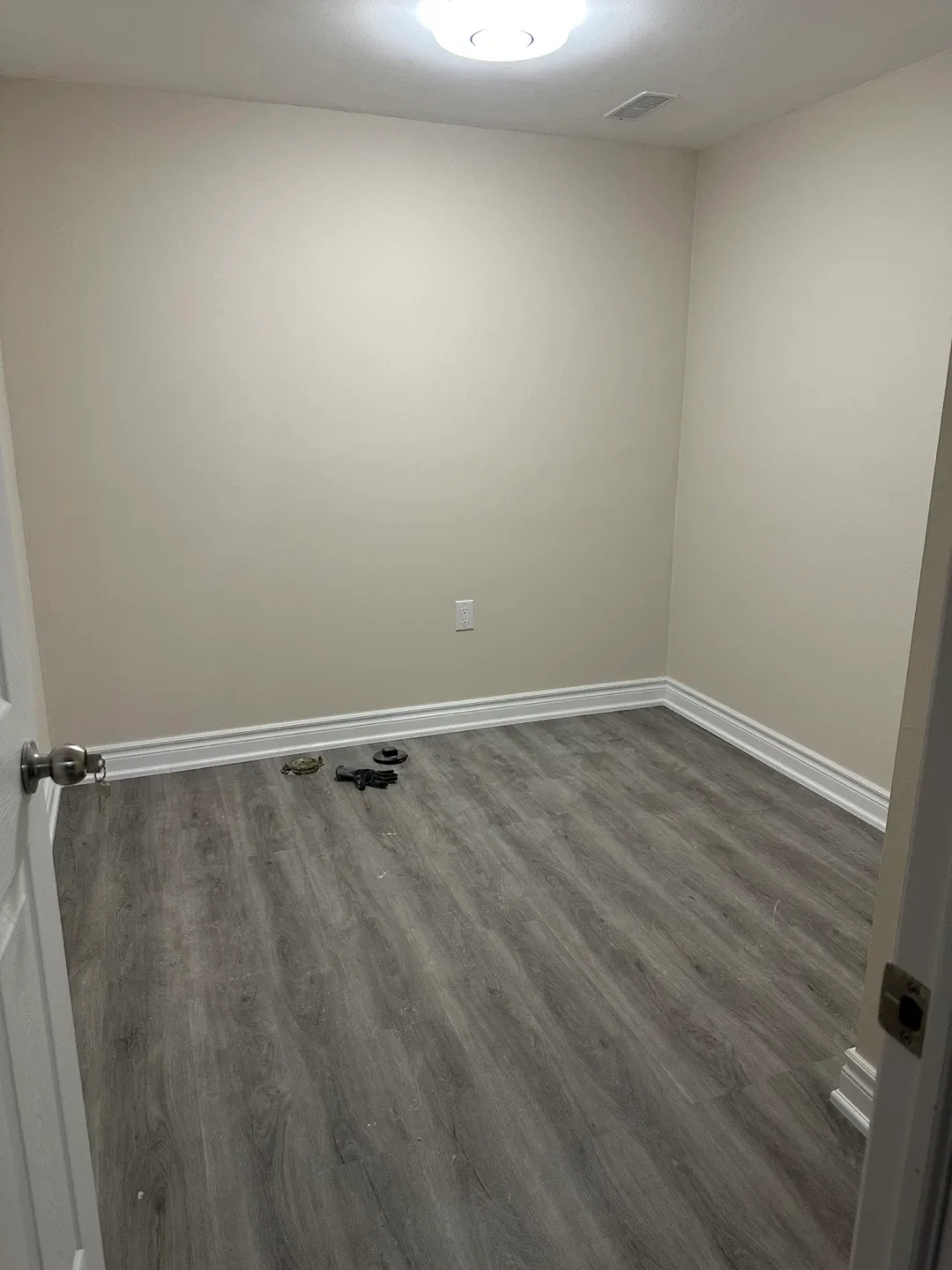 One room available in males sharing basement unit image indicator(3)