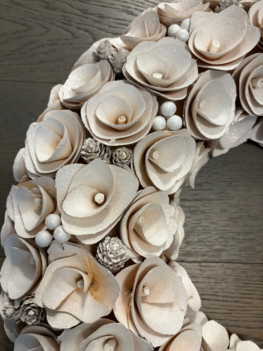 Stunning shimmer white holiday / Christmas wreath NWT image indicator(2)