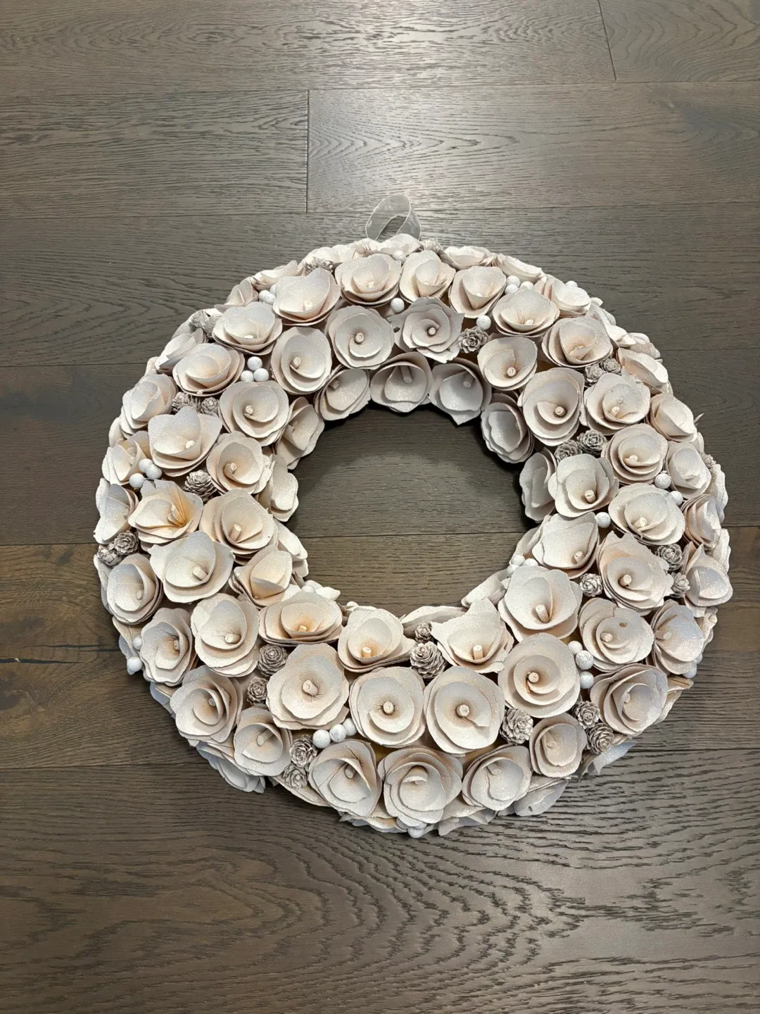 Stunning shimmer white holiday / Christmas wreath NWT image indicator(4)