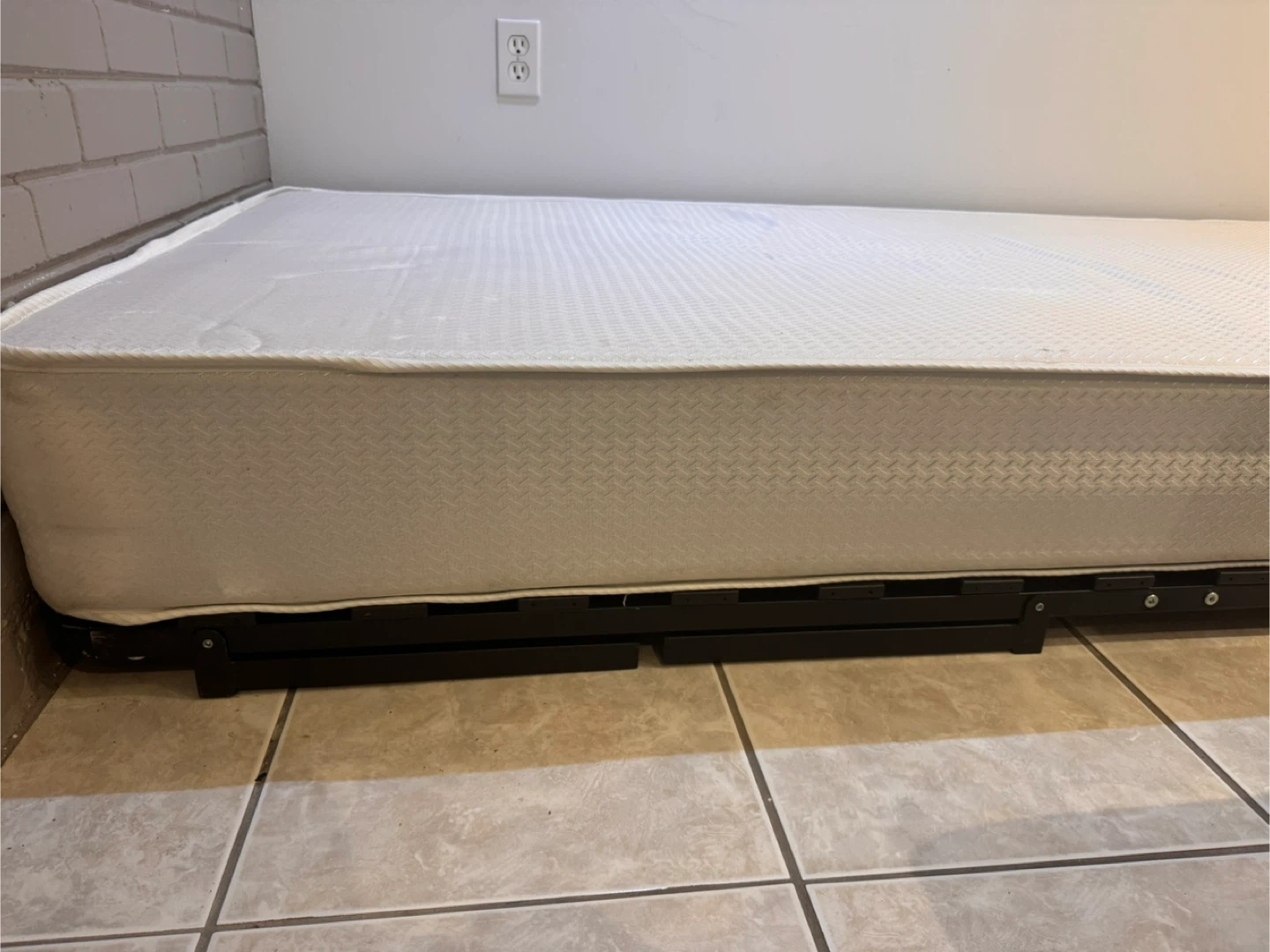 Single bed mattress and Bed frame - photo 2