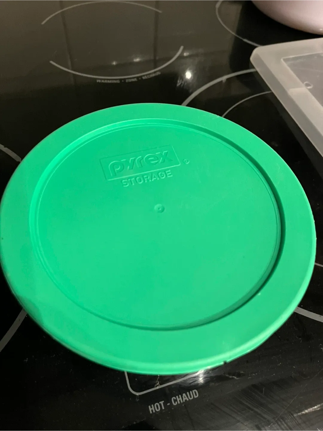 Pyrex Storage Bowl with Lid - Baby Yoda Design image indicator(2)