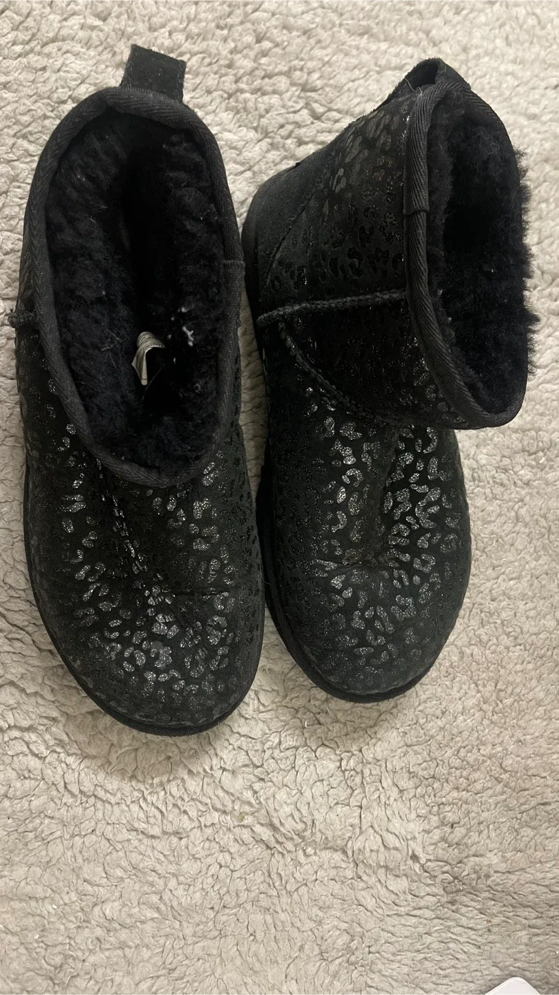 UGG Mini Black woman’s boot image indicator(3)