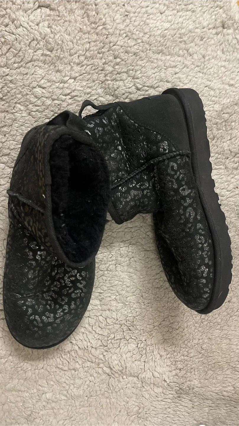 UGG Mini Black woman’s boot image indicator(2)