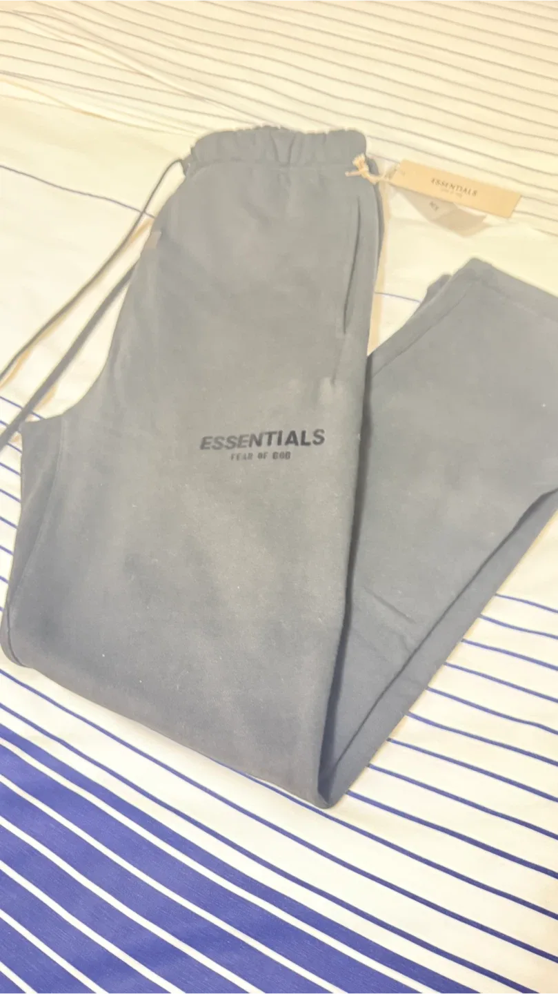 Essentials Fear of God black Sweatpants image indicator(3)