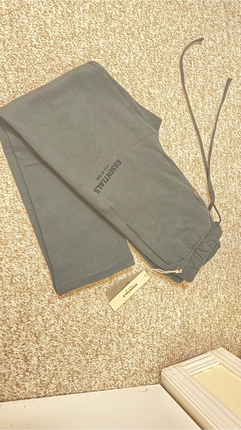 Essentials Fear of God black Sweatpants image indicator(2)