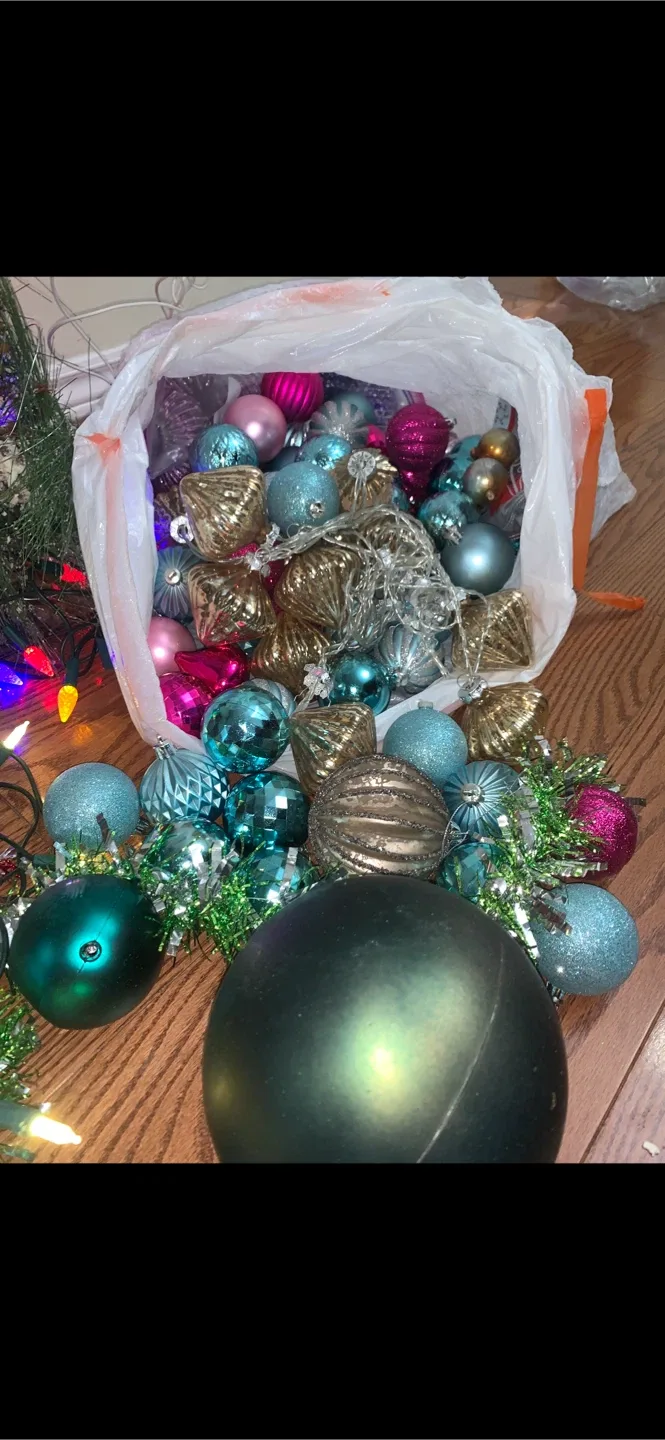 Lots and Lots of Christmas Decorations Set image indicator(5)