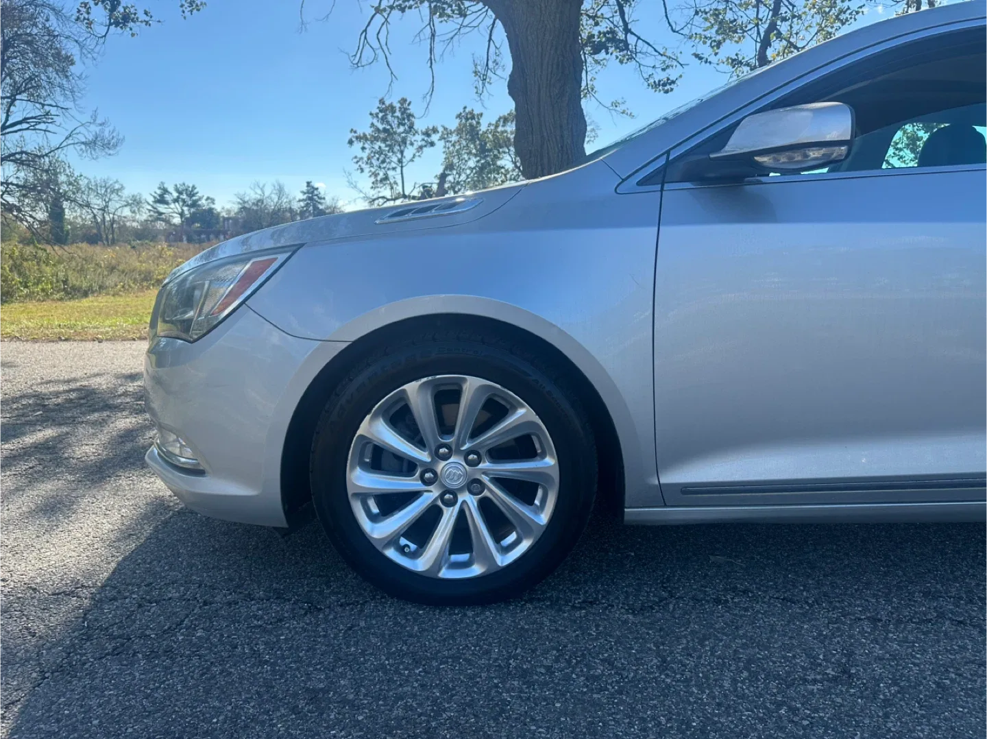 Buick LaCrosse Sedan - Silver image indicator(3)