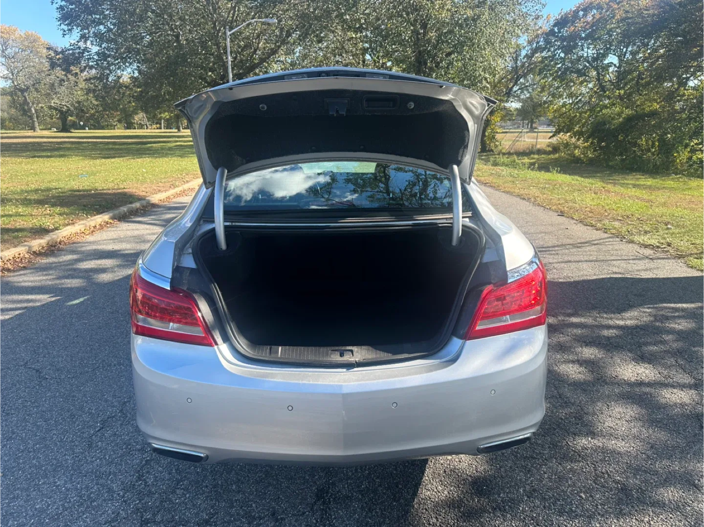 Buick LaCrosse Sedan - Silver image indicator(9)