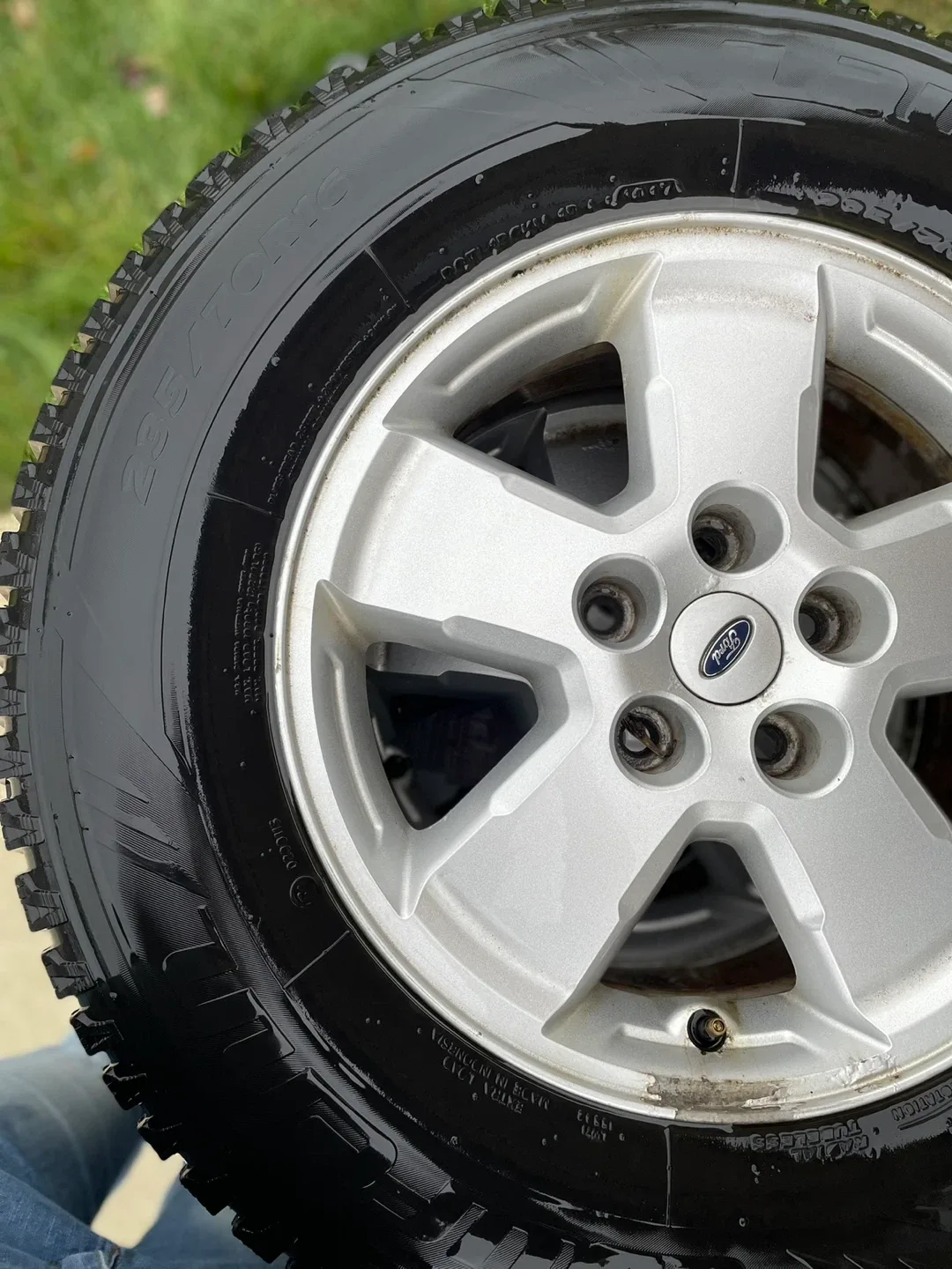 Ford 235/70R16 Winter Tires on Rims image indicator(2)