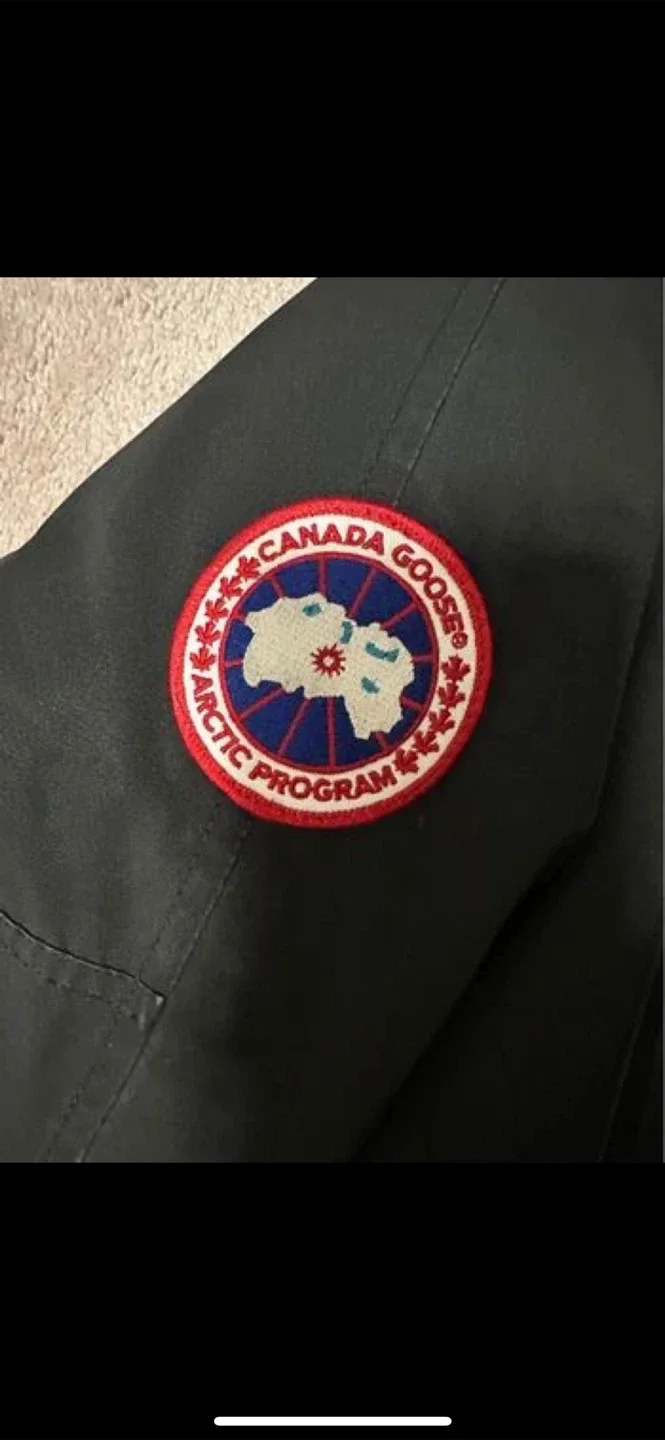 Canada Goose Bomber Jacket - Size M/M image indicator(2)