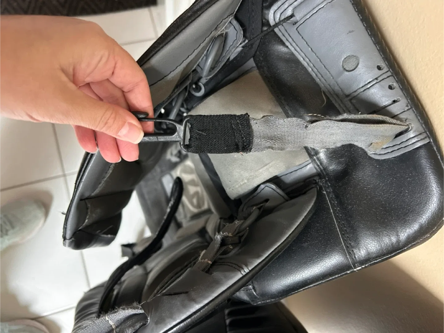 Warrior R/G5 Int Goalie Leg Pads 31+1.5" image indicator(4)