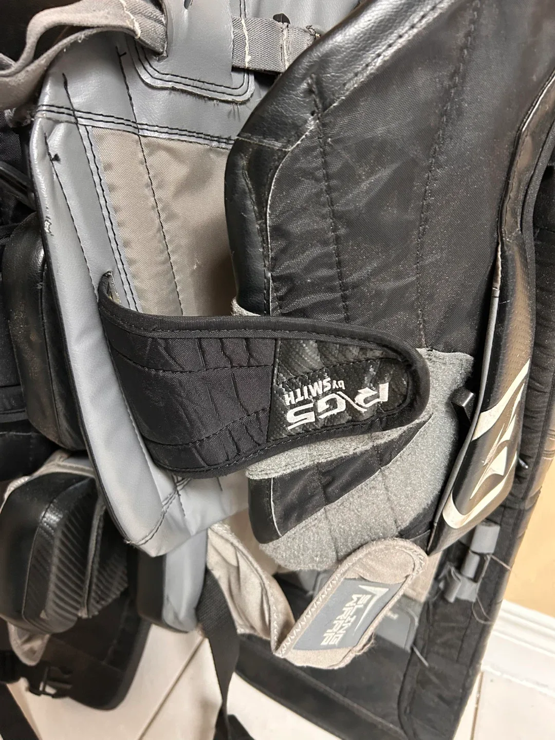 Warrior R/G5 Int Goalie Leg Pads 31+1.5" image indicator(6)