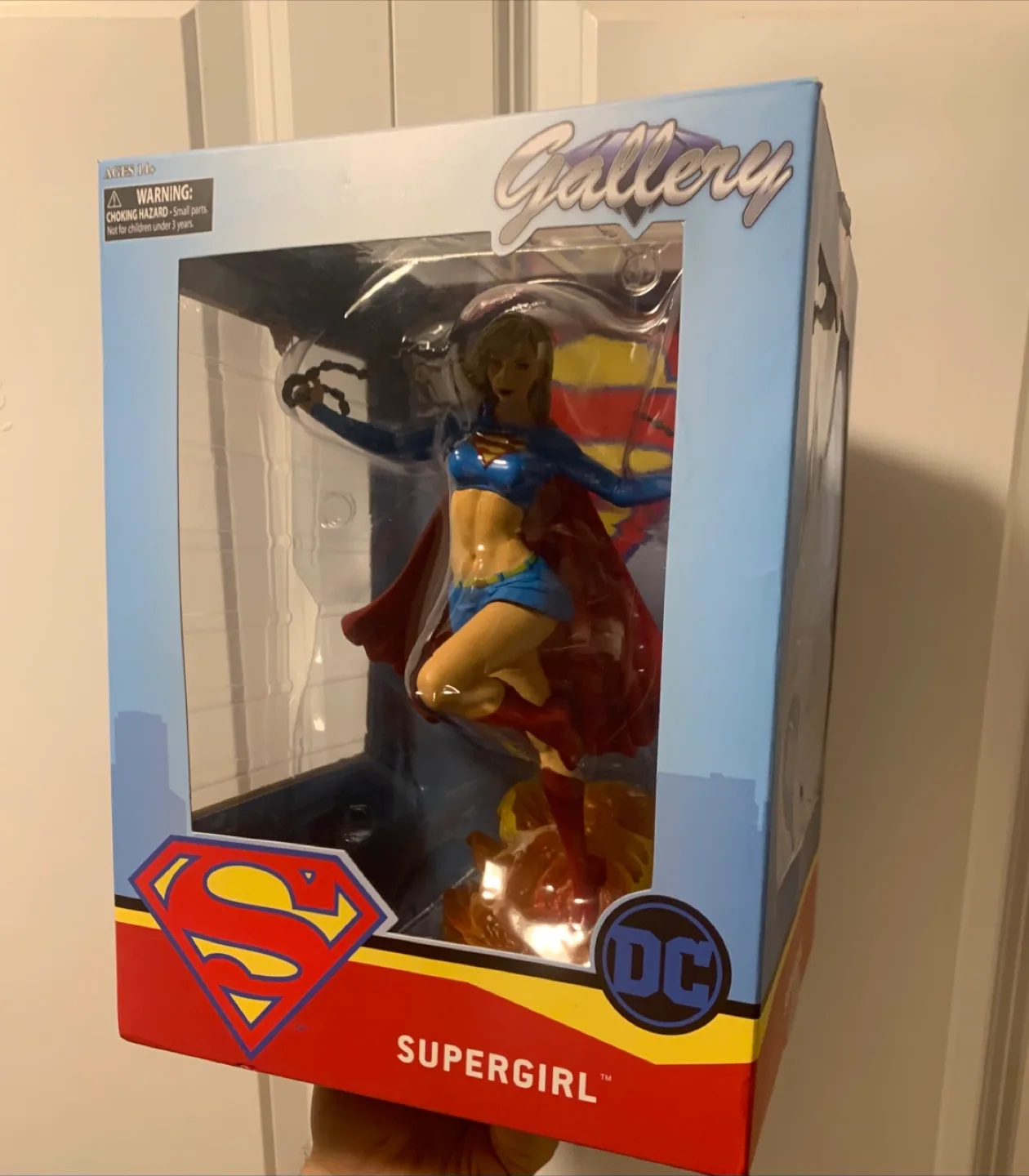 DC Supergirl Gallery Diorama Figure image indicator(4)