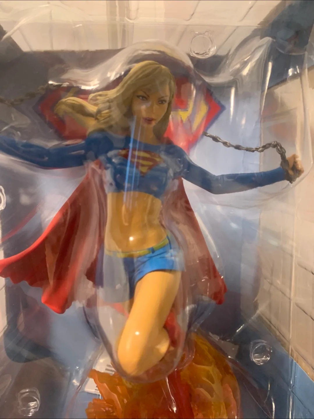 DC Supergirl Gallery Diorama Figure image indicator(2)