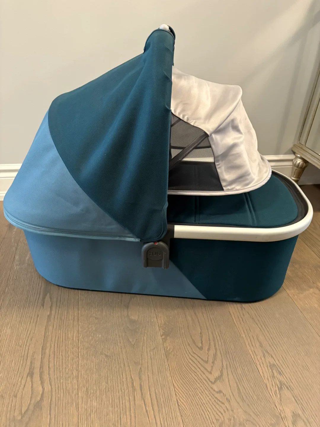 Uppababy marine blue V2 bassinet EUC ret $500 image indicator(4)