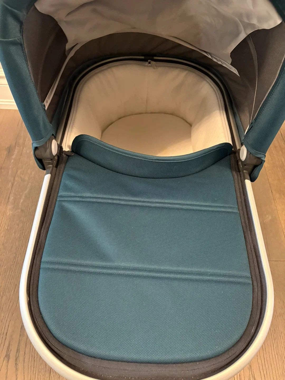 Uppababy marine blue V2 bassinet EUC ret $500 image indicator(2)