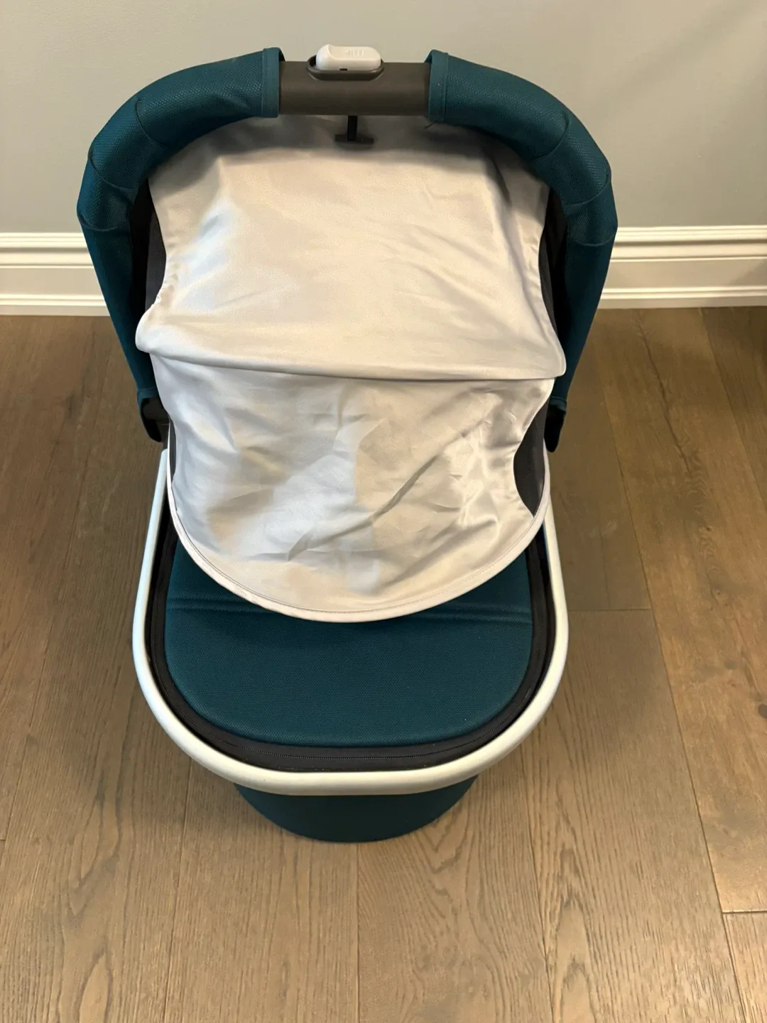 Uppababy marine blue V2 bassinet EUC ret $500 image indicator(5)