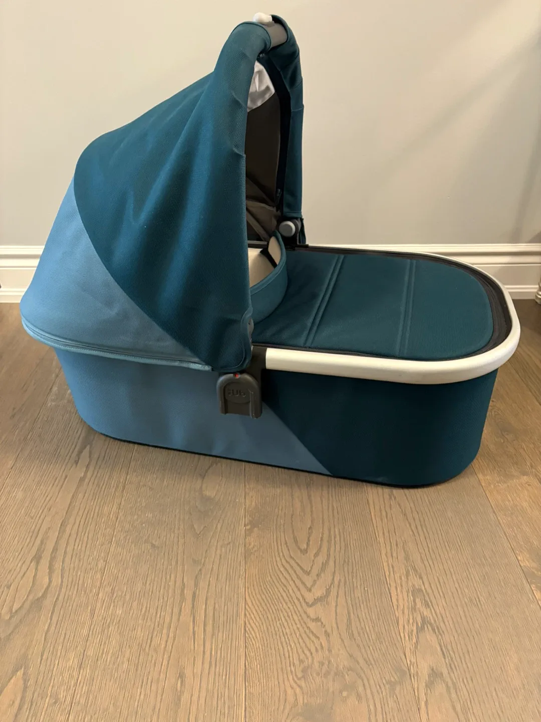 Uppababy marine blue V2 bassinet EUC ret $500 image indicator(3)