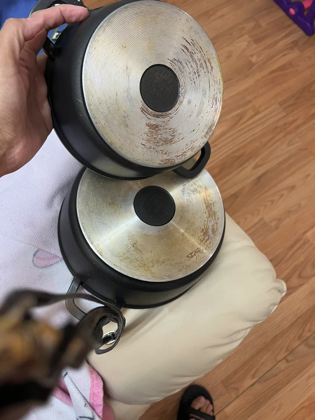 Used Black Cooking Pots - Set of 2 image indicator(2)