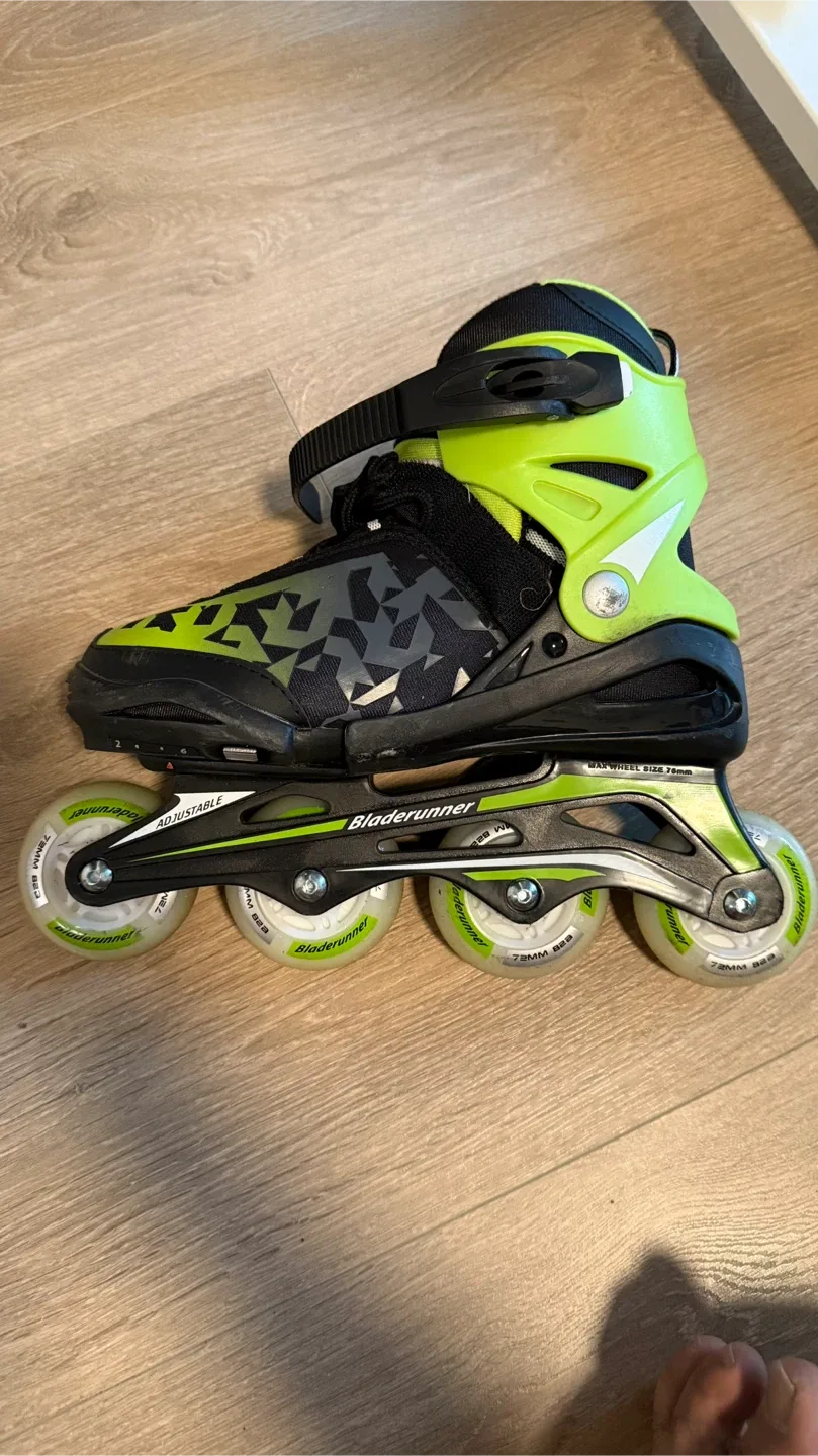 Bladerunner Kids' Phoenix Flash Inline Skates Size 2-6 image indicator(4)