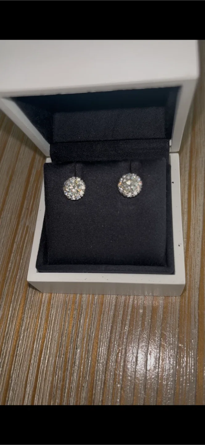 Stud Earrings in Box image indicator(5)