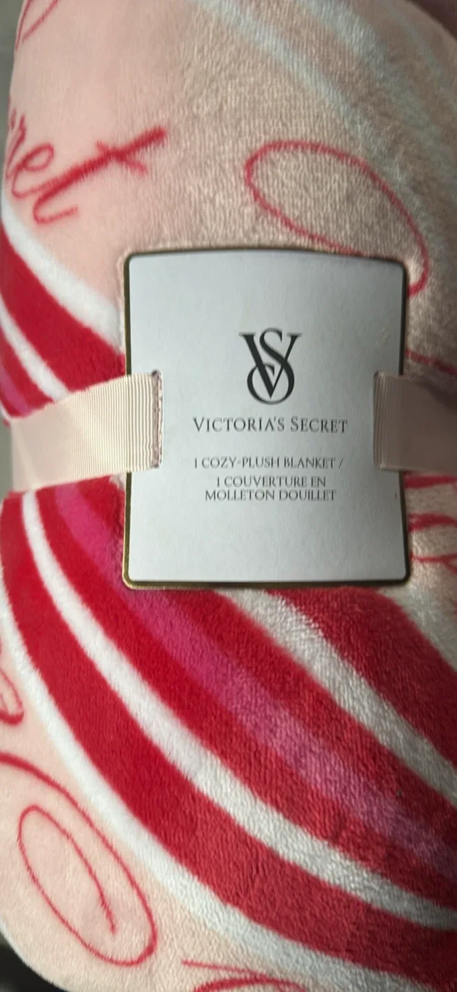 Victoria's Secret Cozy Plush Blanket (50x60 in) image indicator(2)