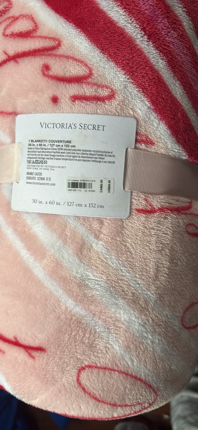 Victoria's Secret Cozy Plush Blanket (50x60 in) image indicator(3)