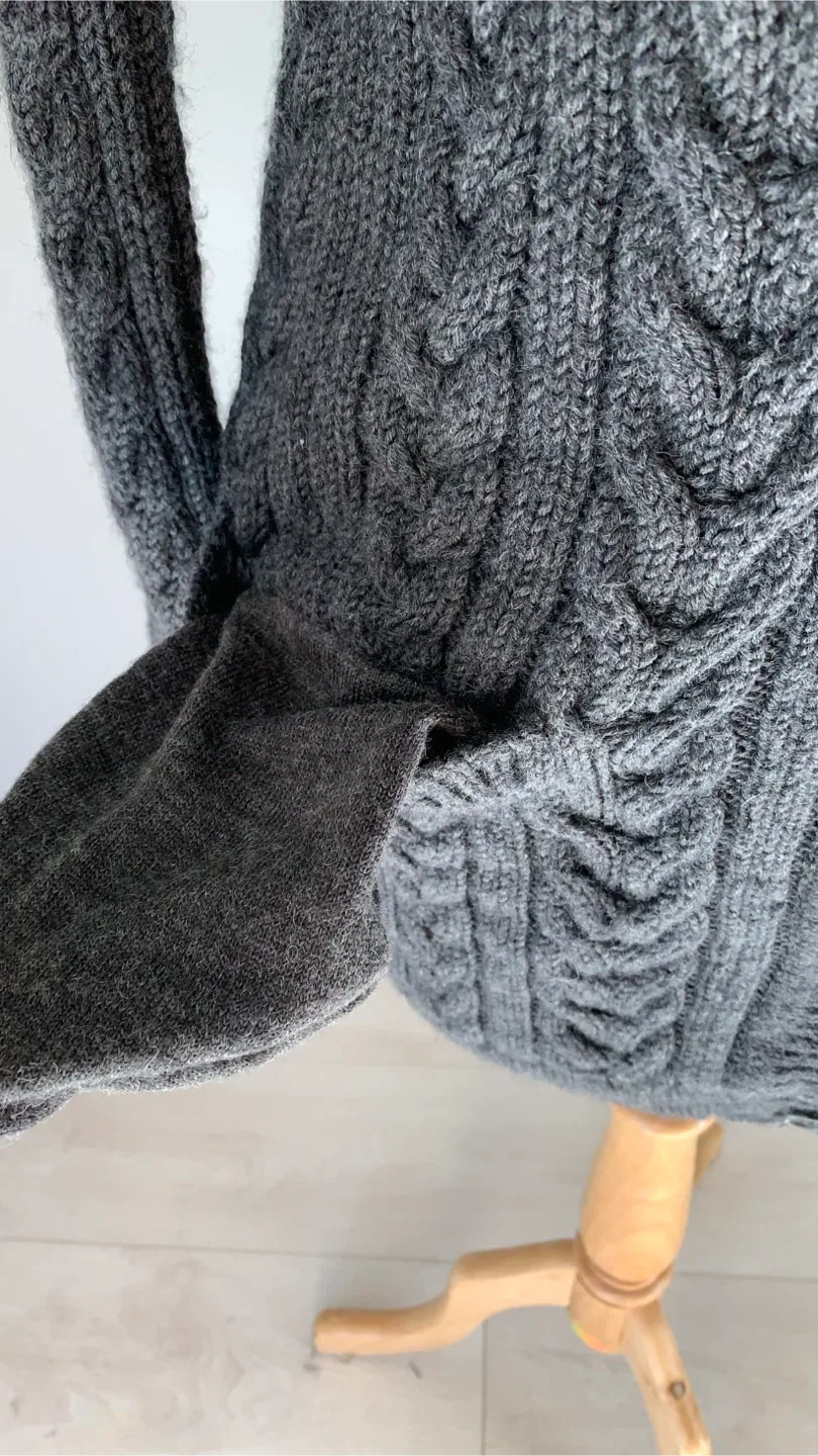 Club Monaco Cable Knit Cardigan- 100% Wool Size XS image indicator(3)