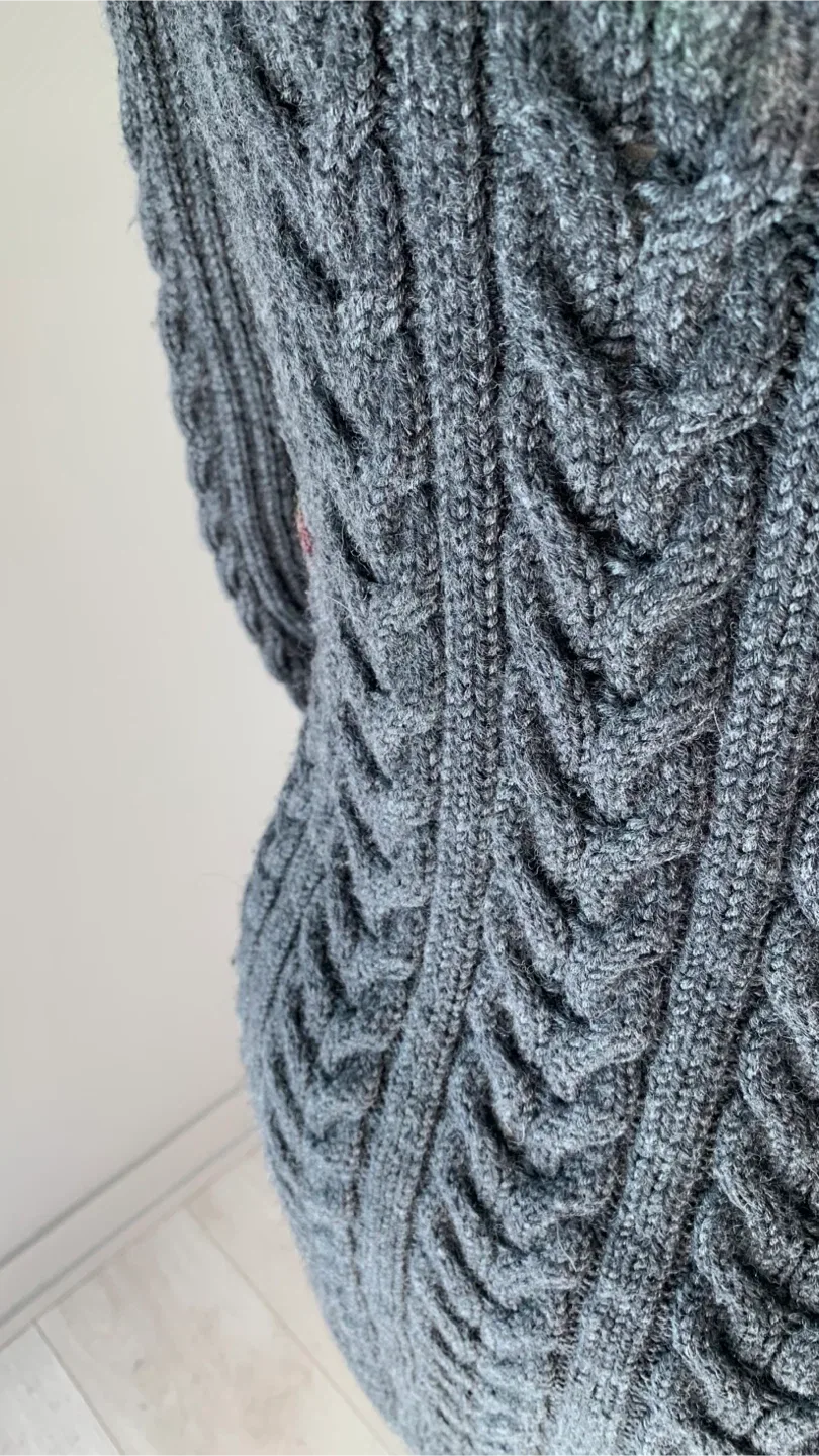 Club Monaco Cable Knit Cardigan- 100% Wool Size XS image indicator(7)