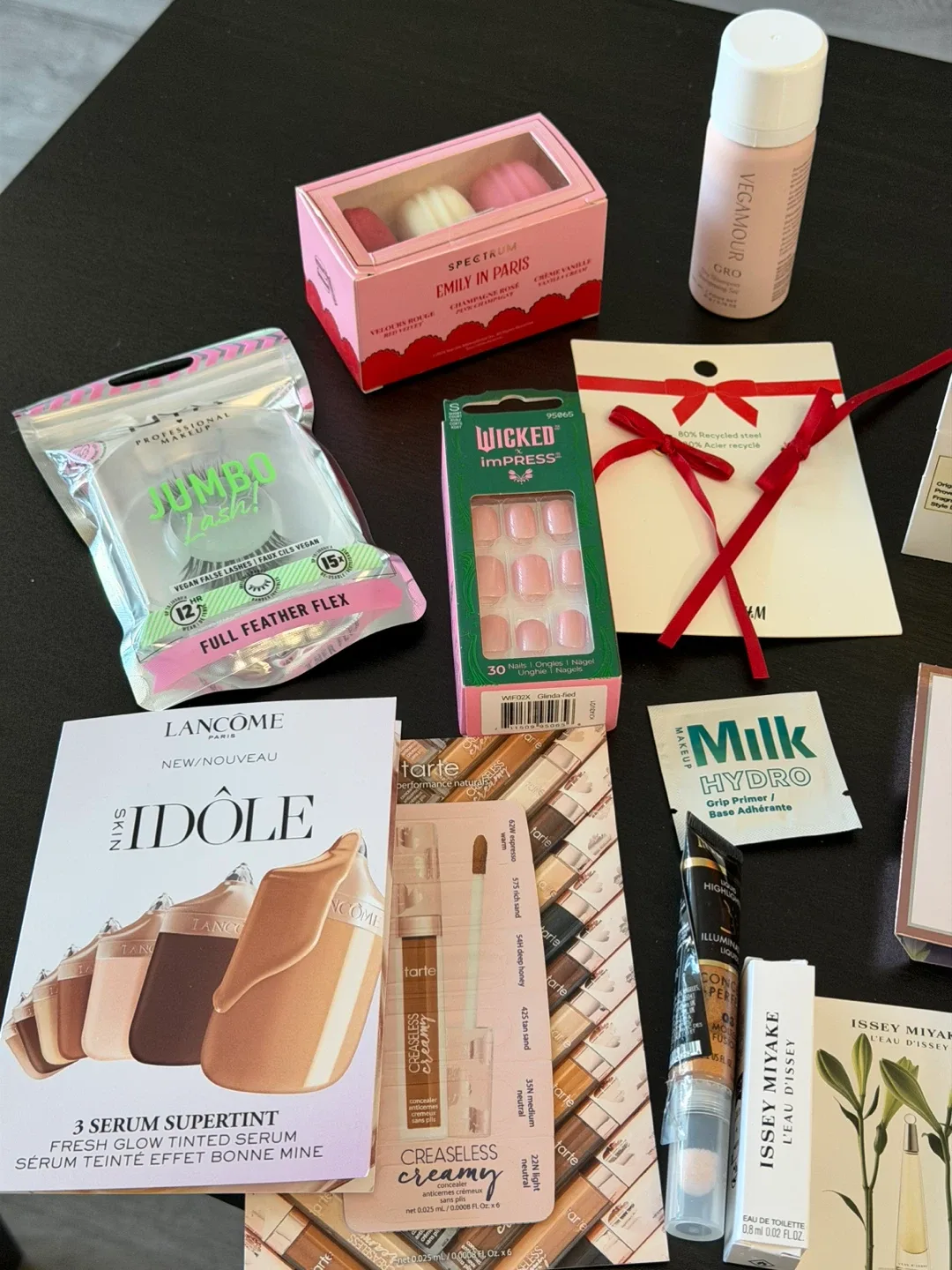 Variety of Perfume & Cosmetic Samples image indicator(2)